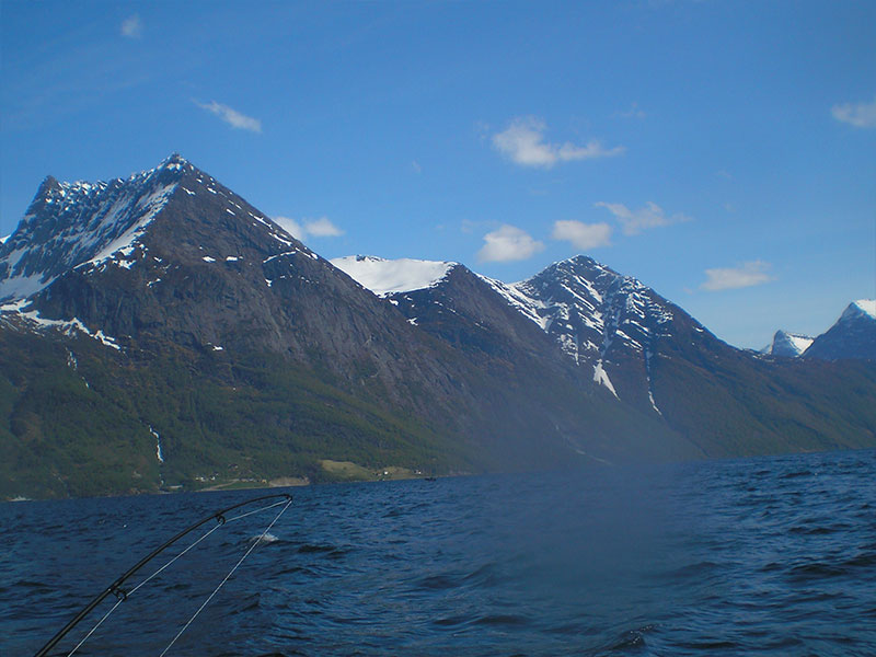 Fischerei, Angeln in Norwegen, Berge mit blauem Himmel